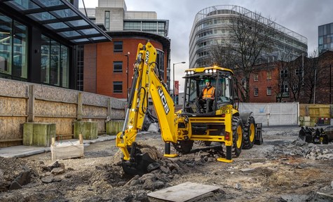 экскаватор-погрузчик JCB 4CX роет траншею